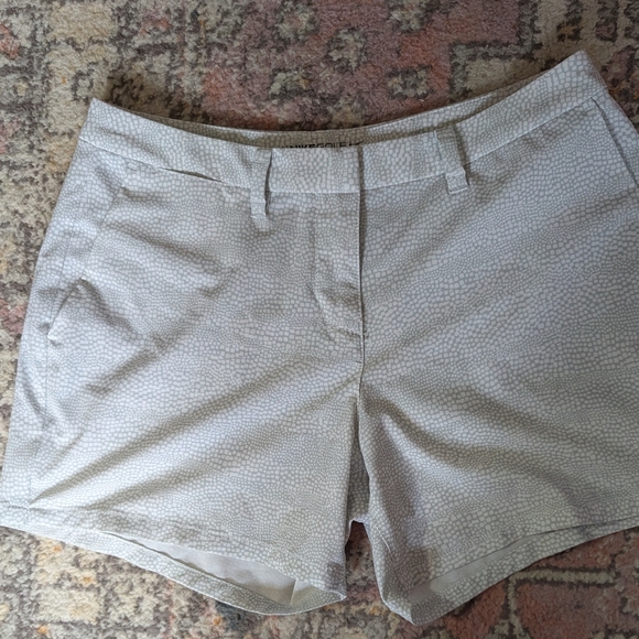 2/$20 Nike Women's Golf Shorts Size 4 - Picture 1 of 5